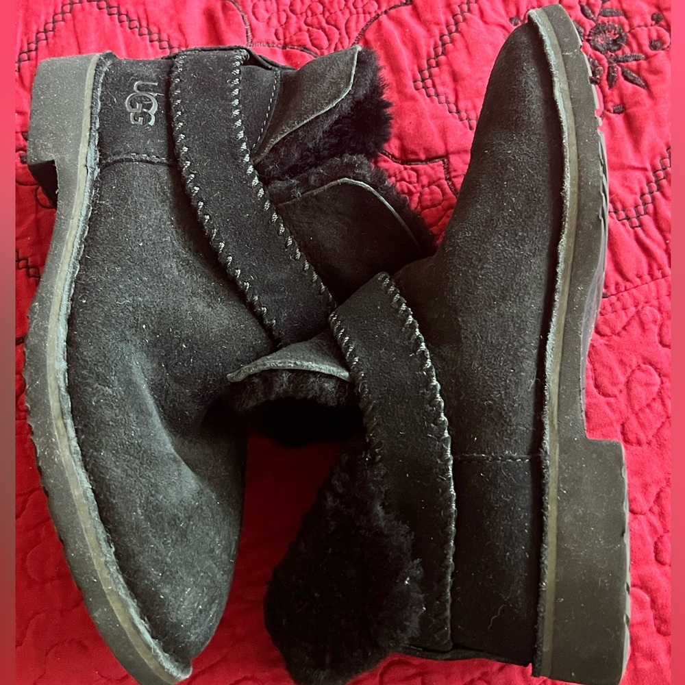 UGG Women’s McKay 1012358 black suede pull on ankle boot size 7